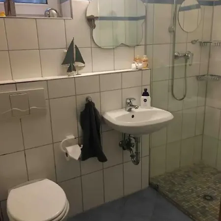 Souterrain Appartment, Eigene Dusche U Wc ホームステイ デトモルト